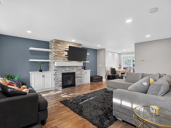 4th image of 2701 SW Latourell Pl