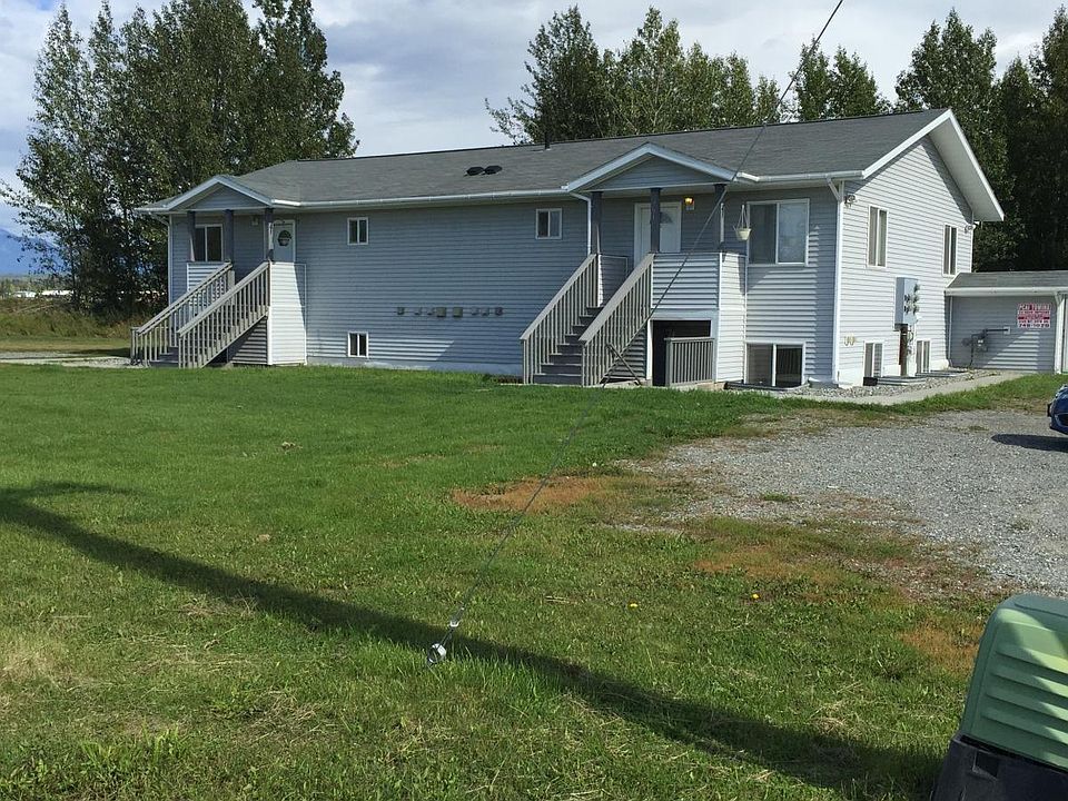 Massive open front yard with lots of off street parking