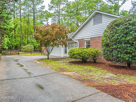 3rd image of 120 Fox Hunt Ln