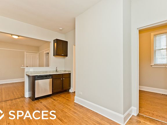 3rd image of 1216 W Barry Ave APT 1R