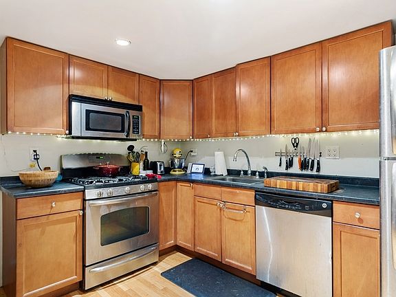 2nd image of 455 Sackett St Floor 1