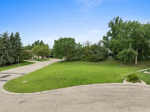 936 26th St NW, Minot, ND 58703