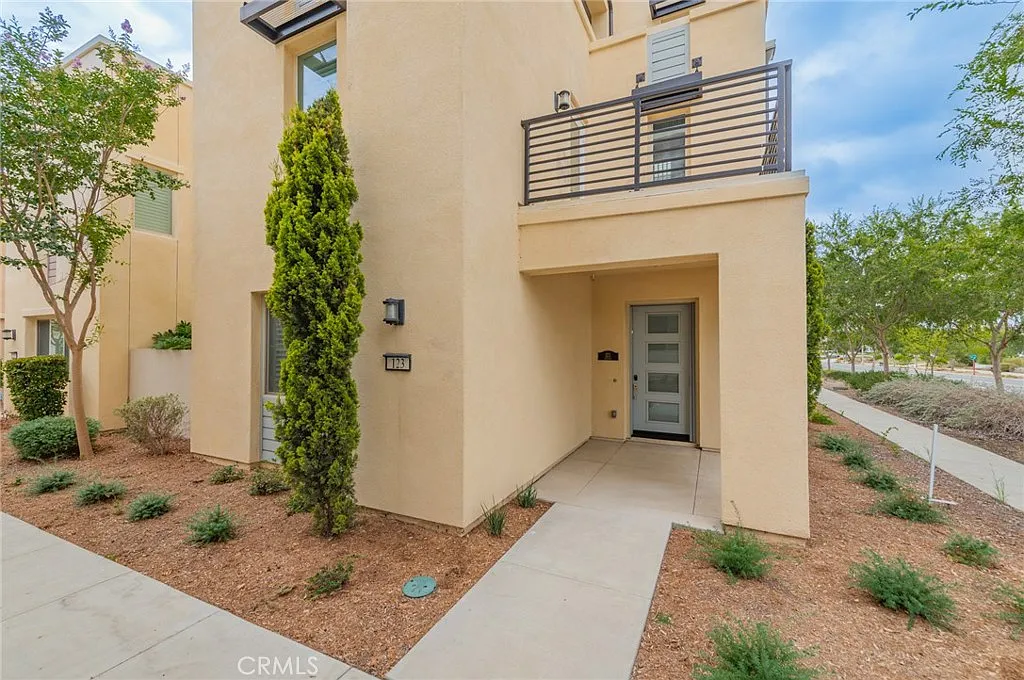 4 bed, 2814 sqft, $6,900 — Photo 2