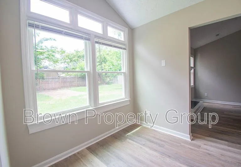 621 Winthrop Ct — Photo 3