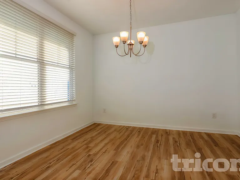 180 Everett Sq — Photo 5