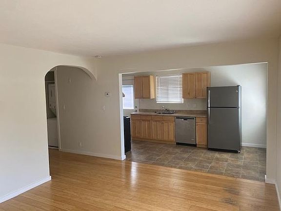 3rd image of 1044 Fewtrell Dr