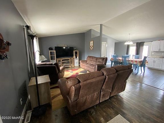4th image of 156 Serra Ct