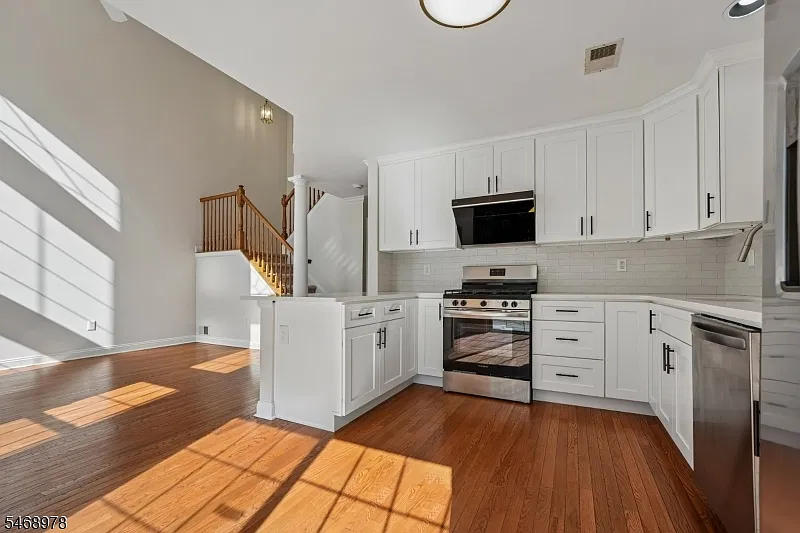 3 bed, 2.5 bath, $4,550 — Photo 4