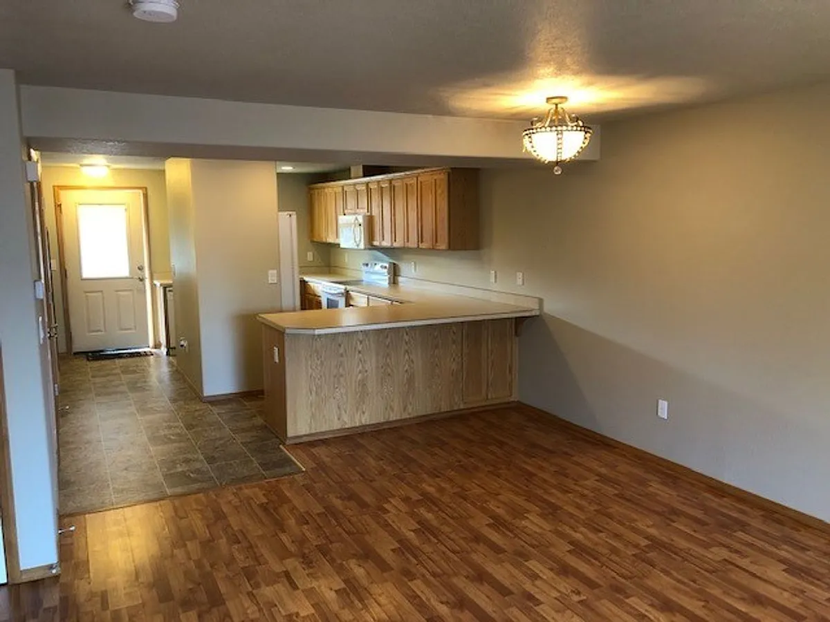 Building Photo - 136 SW Sharon Jane Pl