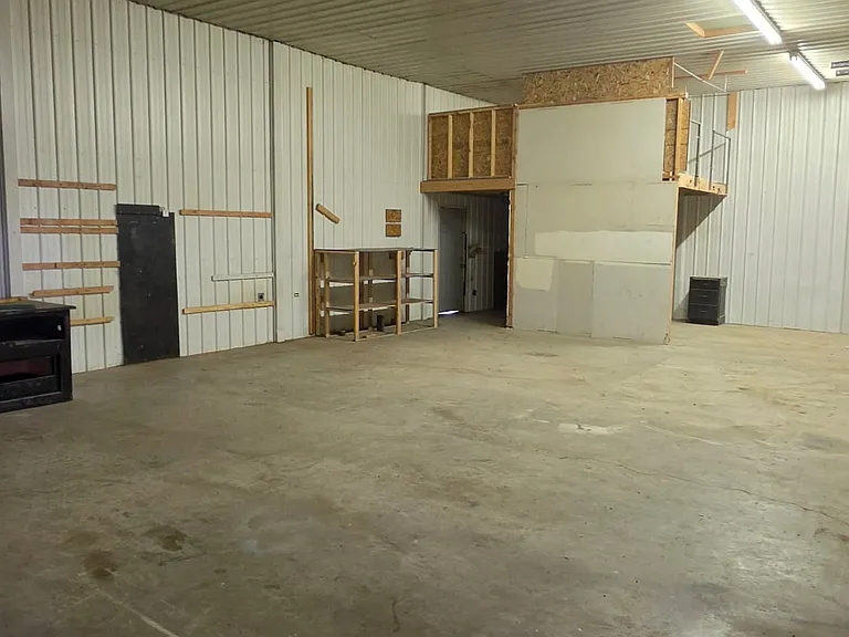 375 Gladstone St — Photo 3