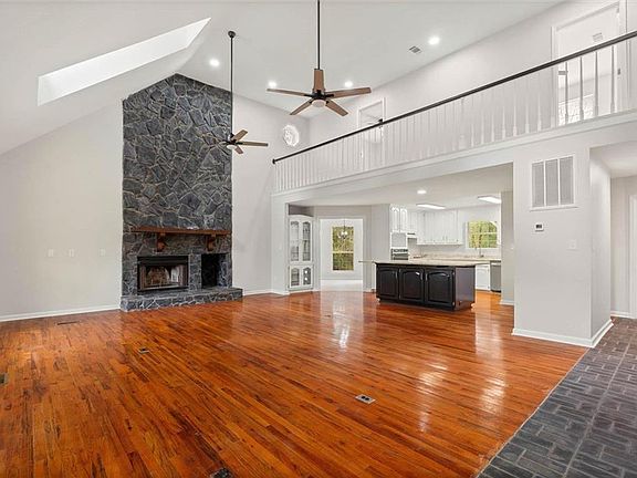 4th image of 106 Melanie Loop