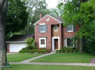 1058 Whittier Rd, Grosse Pointe, MI 48230