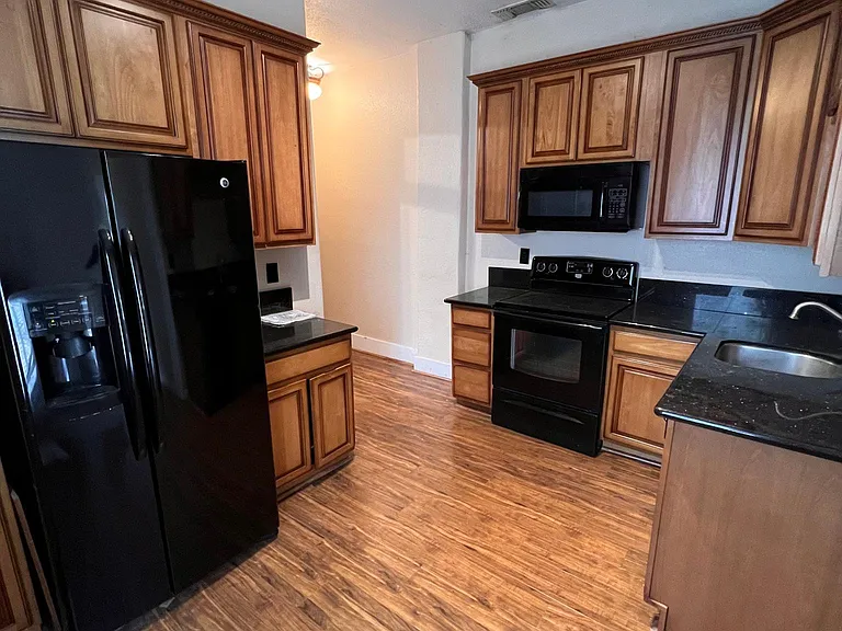423 T St — Photo 2