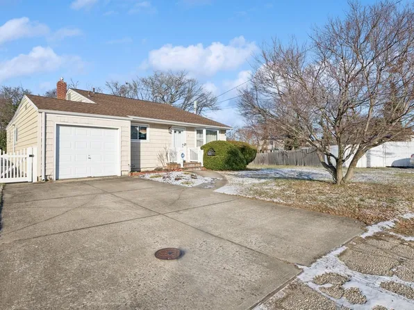 9 Lion Lane, North Babylon, NY 11704