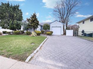 197 Rushmore St, Westbury, NY 11590