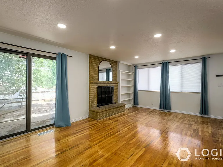 759 N Riverside Dr #UPSTAIRS — Photo 8