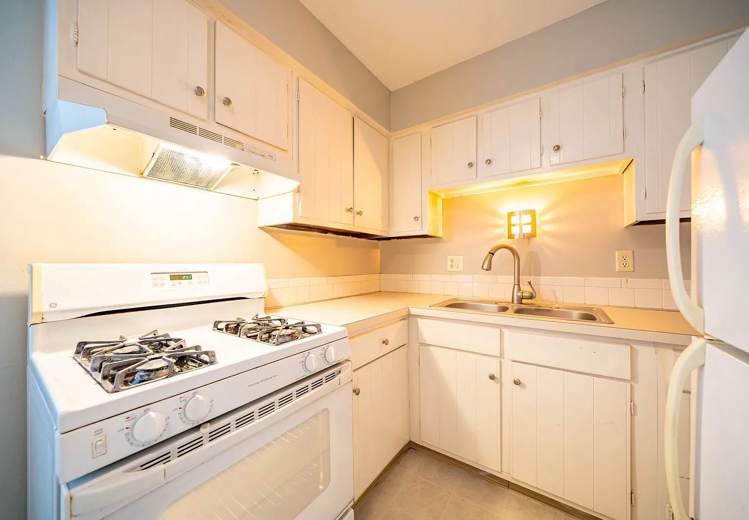 2 bed, 1.0 bath, $1,085 — Photo 3