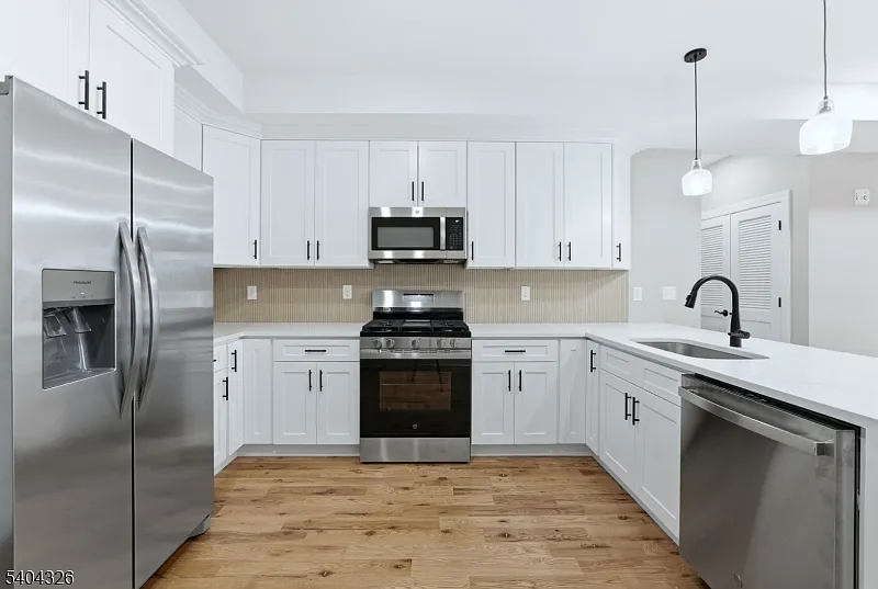 2 bed, 900 sqft, $2,300 — Photo 1