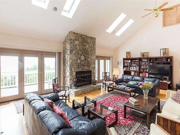 4th image of 126 Lake Circle Dr