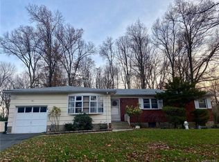98 Sutin Pl, Chestnut Ridge, NY 10977