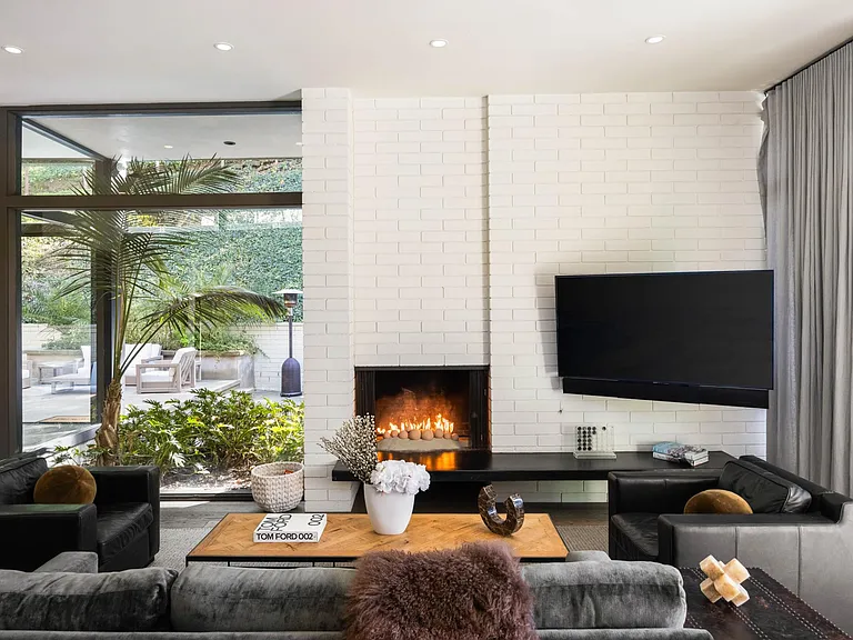 Experience the living room's chic design, blending modern elegance with comfort for a stylish and inviting atmosphere.