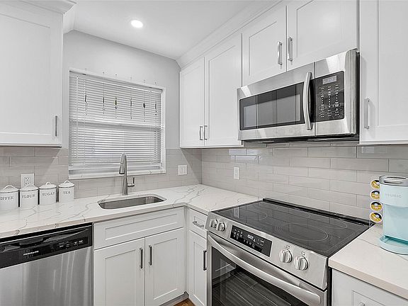 3rd image of 810 SE 7th Street #108