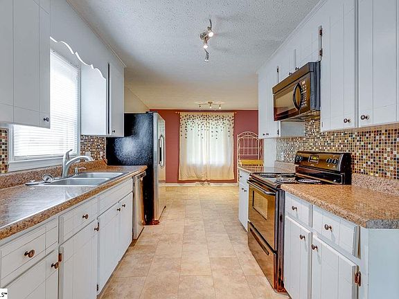 3rd image of 31 Riverwood Cir