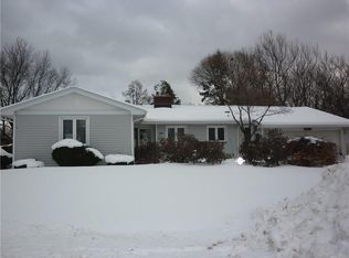 96 Pine Tree Ln, Rochester, NY 14617