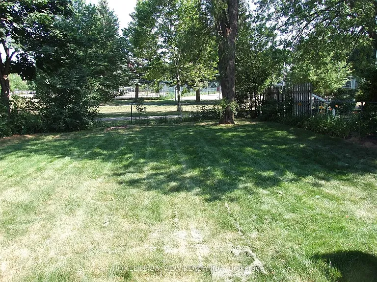 27 Fairfax Cres E — Photo 11