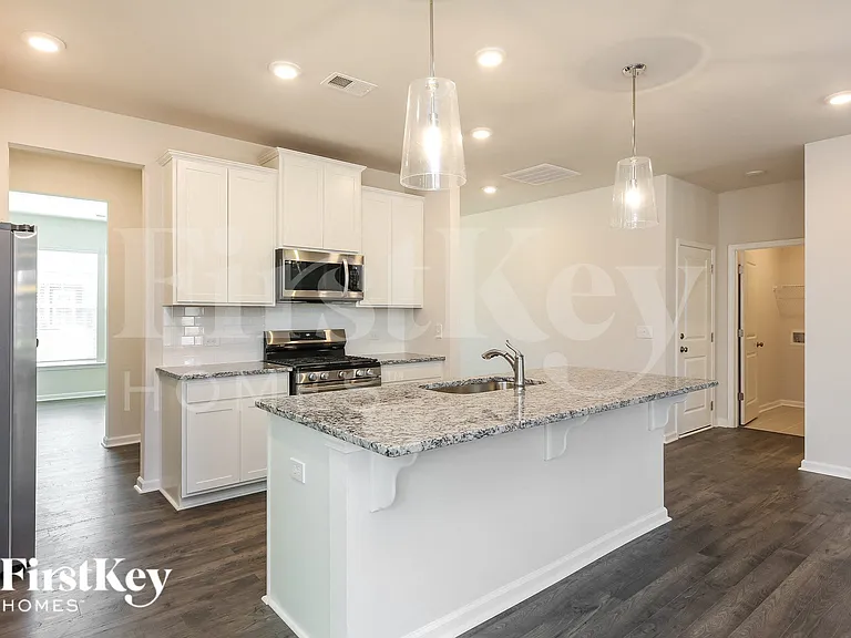565 Hillpark Ln — Photo 7