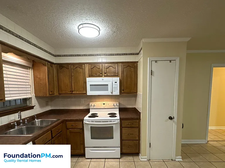 2621 Derbyshire Ave — Photo 5