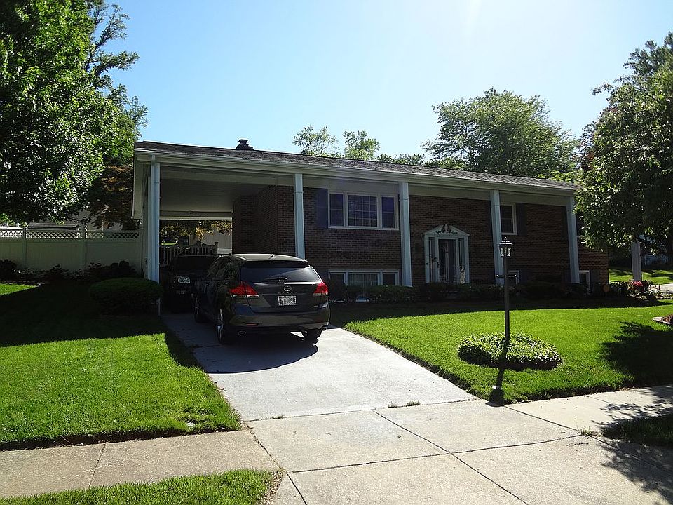 2nd image of 807 Buckmaster Ln