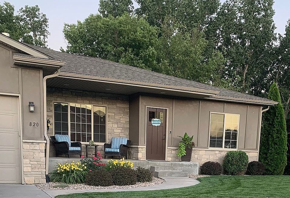 2nd image of 820 Park Dr