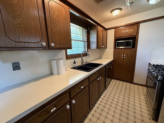 3rd image of 2208 Timbercrest Dr
