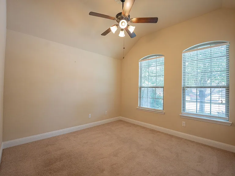 312 Hawthorn Dr — Photo 9