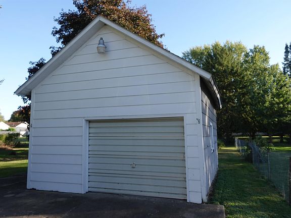 4th image of 1296 E North St