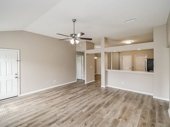 4th image of 383 Summit Dr