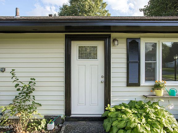 3rd image of 11 Wyantenuck St