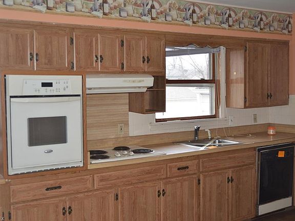 4th image of 22612 Jennings St