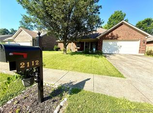 2112 Sterling Oaks Dr, Sellersburg, IN 47172