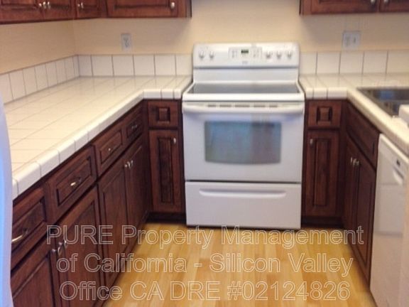 3rd image of 967 La Mesa Ter Unit D