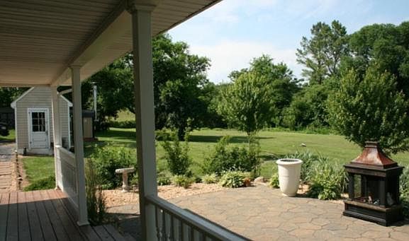 Private, Beautifully Landscaped Side Porch 