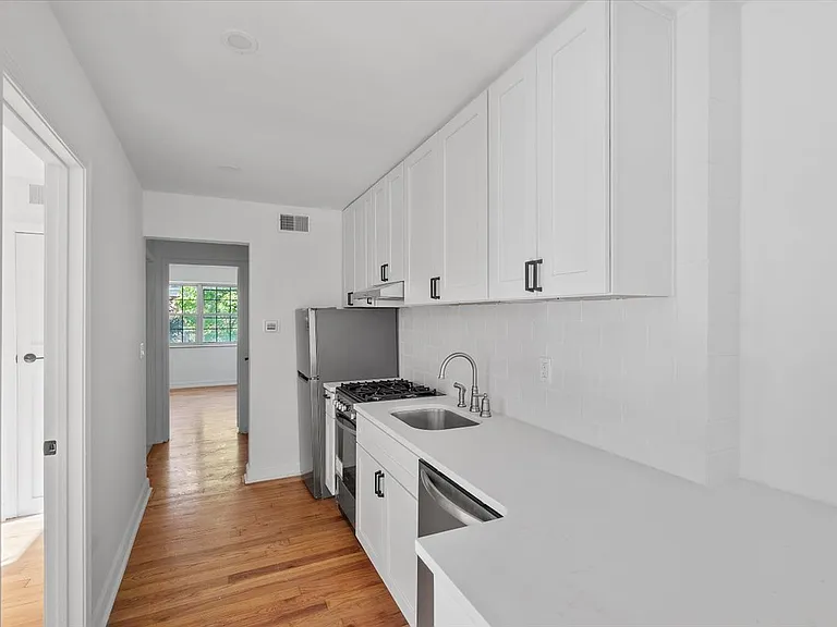 Colonial Terrace — Photo 13