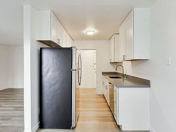 3rd image of 1015 Continentals Way #324