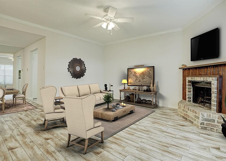 VIRTUALLY STAGED - Rare and sought after first floor 2-bedroom unit in the charming Woods on Augusta community. The spacious open concept living/dining areas offer great flexibility and amazing natural light.