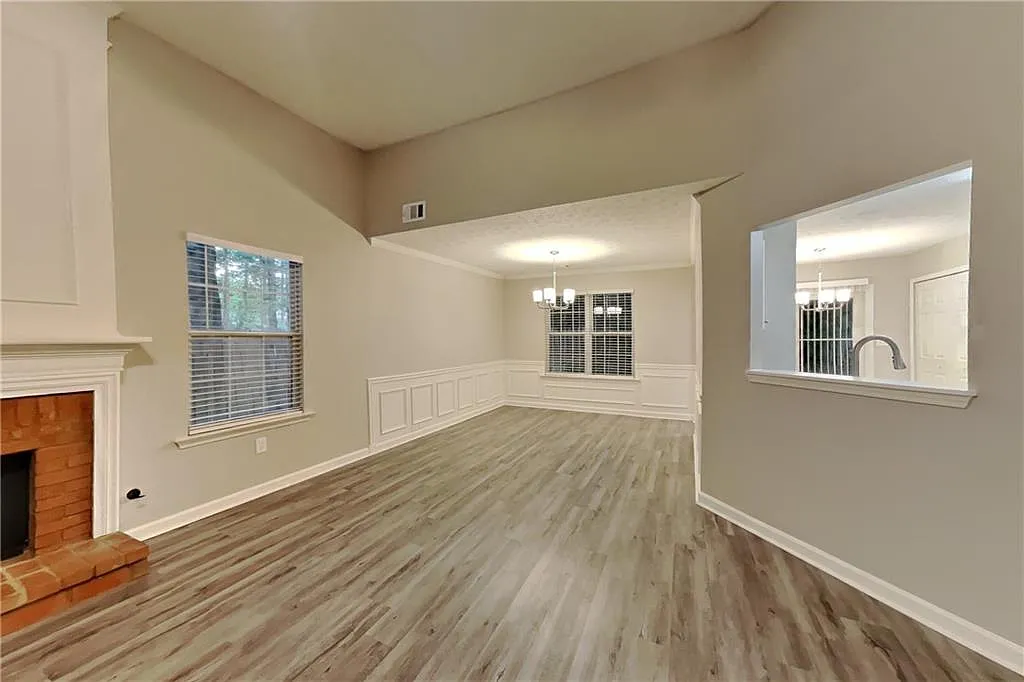 3 bed, 2.0 bath, 1602 sqft, $2,340 — Photo 3