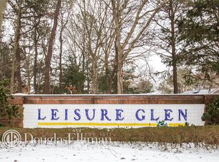 15 Douglaston Ct, Ridge, NY 11961