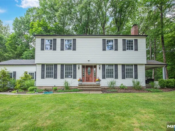 61 Heather Hill Ln, Woodcliff Lake, NJ 07677