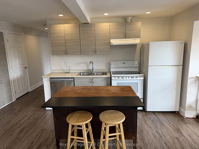 563 Woolwich St #1 — Photo 4
