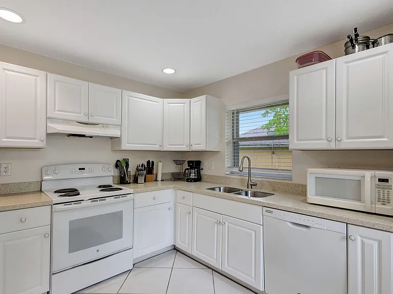 13810 Yarmouth Dr — Photo 14